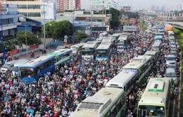 Chống kẹt xe, TP.HCM thành "đại công trường": Người dân nói gì khi phải sống chung với lô cốt?