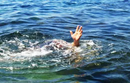Quảng Ngãi: Một học sinh lớp 10 bị sóng cuốn mất tích khi tắm biển