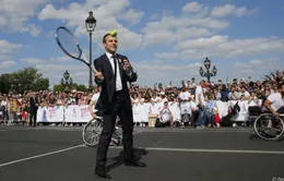 Tổng thống Pháp Emmanuel Macron chơi quần vợt, vận động đăng cai Olympic 2024