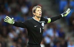 Kỷ lục của Edwin van der Sar bị san bằng