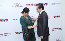 Elvis Phương được vợ chăm sóc chu đáo ở hậu trường Tình khúc vượt thời gian