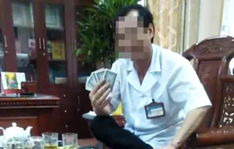 Ninh Bình: Xem xét điều chuyển công tác đối với giám đốc bệnh viện đánh bài ăn tiền