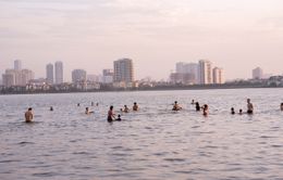 Nắng nóng ngộp thở, người dân Hà Nội đổ xô đi tắm Hồ Tây