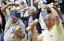 Hàng trăm cụ già tham gia phong trào người cao tuổi tập thể dục ở Tokyo, Nhật Bản