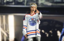 Bất chấp sự lo lắng của người hâm mộ, Justin Bieber vẫn đến Anh