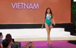 Lệ Hằng gặp sự cố, suýt ngã khi trình diễn catwalk tại Miss Universe