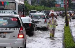 Mưa lớn gây ngập nhiều tuyến đường ở TP.HCM