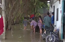 Người dân TP.HCM thức trắng đêm vì nhà bị ngập cả mét