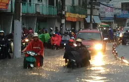 Mưa “siêu” lớn ở TP.HCM, người dân lội nước trên đường phố ngập nặng