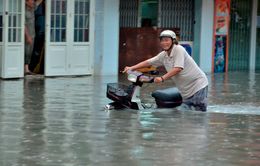 TP.HCM: Mưa lớn giờ tan tầm, đường vừa chống ngập lại ngập