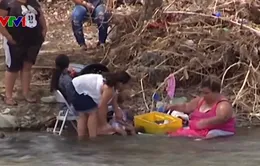 Người dân Puerto Rico tắm giặt ngoài sông vì các dịch vụ chưa hoạt động trở lại sau bão