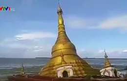 Nước sông dâng nhấn chìm một ngôi chùa ở Myanmar