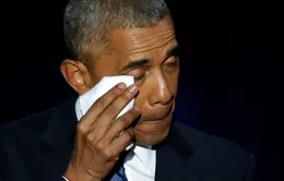 VIDEO: Tổng thống Obama rơi nước mắt cám ơn vợ trong bài phát biểu cuối cùng
