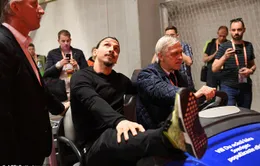 Ibra đi xe golf vào sân nhận cúp Europa League