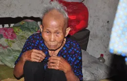 Xót xa mẹ già 80 tuổi nuôi đàn con tâm thần và 3 cháu mồ côi