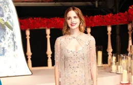 Emma Watson gây chú ý khi diện áo khoét cổ sâu khoe ngực đầy gợi cảm