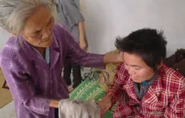 Mẹ đau đớn nhìn con bị xích chân đến rướm máu