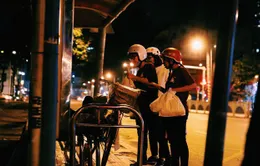 Người vô gia cư ở Sài Gòn bất ngờ được tặng quà giữa đêm Noel