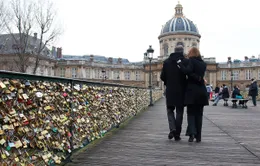 Paris bán khóa "tình yêu" lấy tiền làm từ thiện