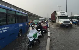 TP.HCM: Mưa dứt nhiều giờ đường vẫn ngập nửa bánh xe
