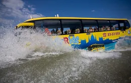 Ngỡ ngàng với xe bus "bơi" được dưới nước ở Hungary