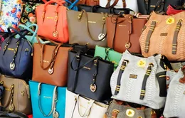Hàng loạt túi Chanel, Prada giả bị thu giữ tại Thái Lan