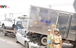 Tông xe liên hoàn trên QL22, tài xế khóc thét trong ô tô biến dạng