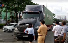 TP.HCM: Xe container tông liên hoàn, hàng chục hành khách hoảng loạn