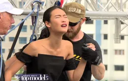 Thí sinh Asia’s Next Top Model khóc thét vì lơ lửng bên nhà cao tầng