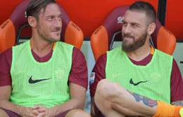 "Hoàng tử" Totti chia tay Roma trên băng ghế dự bị