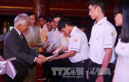 Trao 193 suất học bổng cho học sinh, sinh viên tỉnh Thừa Thiên – Huế