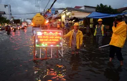 Người dân TP.HCM ứng phó với đỉnh triều cường lịch sử