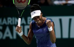 Vượt qua Muguruza, Venus giành quyền vào bán kết WTA Finals 2017