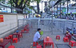 Sửa rào chắn “làm khó” người đi bộ ở quận 5, TP.HCM