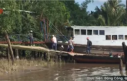 Sóc Trăng: Cấm phà, người dân qua sông Hậu bằng thuyền máy