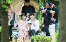 Lee Jong Suk nở nụ cười mãn nguyện bên Suzy