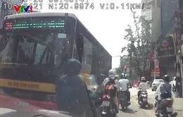 Xe bus đi lấn làn gây ùn tắc giao thông tại Hà Nội