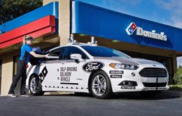 Xe tự lái Ford giao pizza Domino cho khách