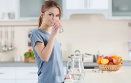 Vì sao bạn nên uống một cốc nước trước khi ăn sáng?