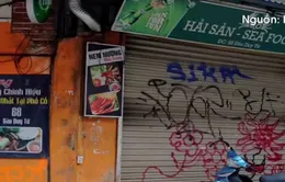 Hà Nội: Người dân phố cổ bức xúc vì cửa nhà bị vẽ graffiti