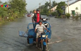 Dịch vụ chở xe máy qua đường ngập đắt hàng