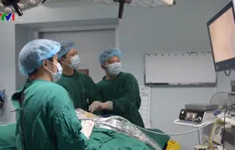 Gặp bác sĩ người Việt thực hiện thành công phẫu thuật nội soi tuyến giáp một lỗ