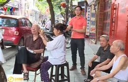 Khám phá quán cắt tóc vỉa hè của cụ bà 80 tuổi ở Hà Nội