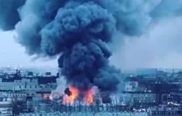 Cháy trung tâm thương mại ở St Petersburg