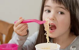 Nguy cơ bị bỏng từ mì ăn liền đối với trẻ em