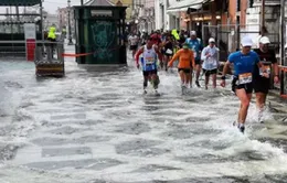 Giải marathon "ngập nước" tại Venice, Italy