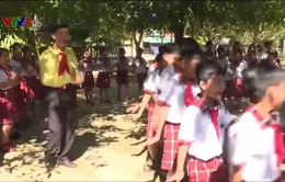 Thầy giáo tổng phụ trách đội tận tụy với học sinh vùng khó khăn