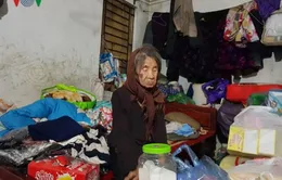 Mẹ già 88 tuổi mù lòa chật vật nuôi người con điên dại ở Hà Nội