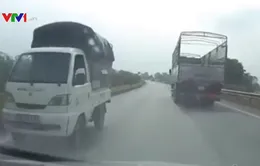 Xe tải ngang nhiên đi ngược chiều trên cao tốc Hà Nội - Thái Nguyên