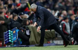 Trút giận lên chai nước, Mourinho sắp bị UEFA "sờ gáy"